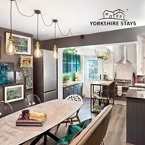 Stunning 4bed Townhouse By Hic & Trendy Kings Quarter! Holiday home